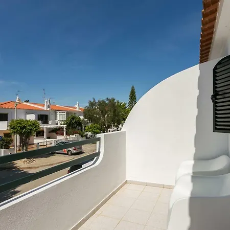 Feels Like Sunny House With Terrace بيت للعطل